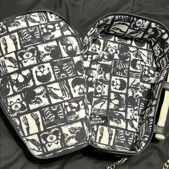 Black Coffin Crossbody Bag with Skeleton Design glow in the dark - Picture 5 of 11